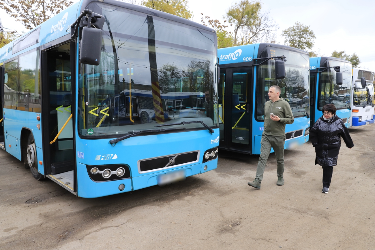 Філатов показав автобуси, які Дніпру передали підприємці